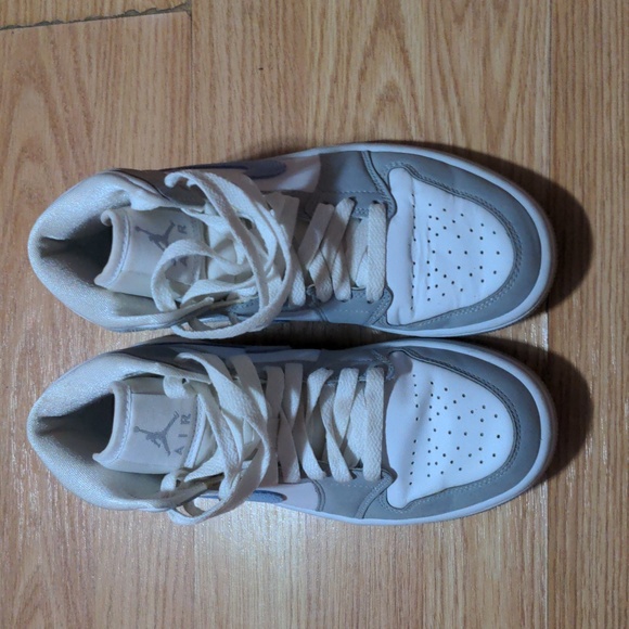 FINAL PRICE Women's Air Jordan 1 Mid Wolf Grey Aluminum - Picture 3 of 6